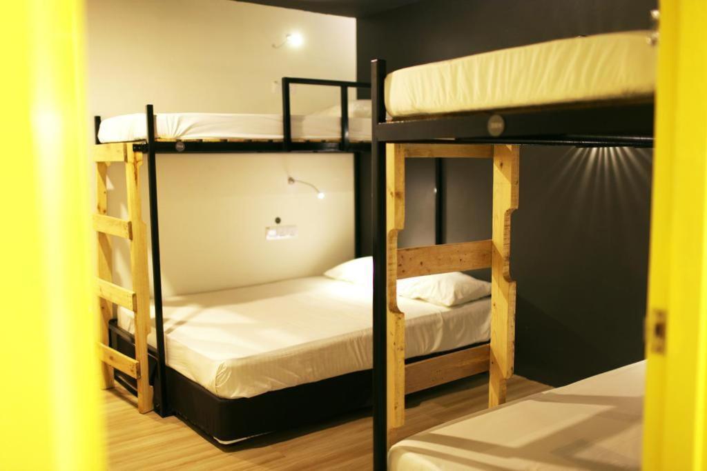 Revopackers Beds And Bunks Hostel Куала Лумпур Екстериор снимка